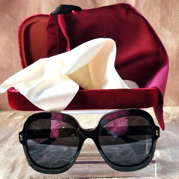 Gucci Black Sunglasses With an Elegant White Trim - Picture 5 of 5